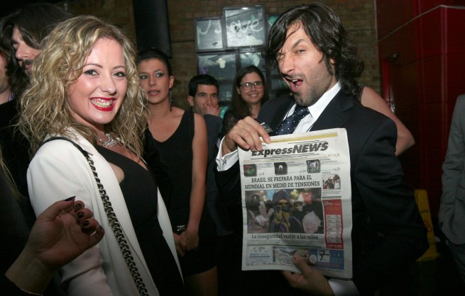 Rafael Amargo posa junto a Carla el perioìdico Express News en los Latin Uk Awards en Londres