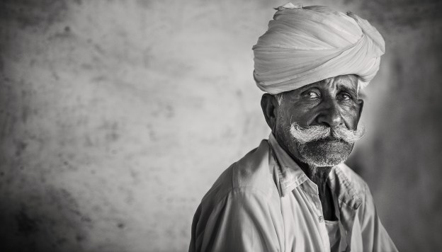 Retrato de un hombre en Bikaner, en Rajastán. Para los hombres de Rajastán el bigote es motivo de orgullo, mientras más largo mejor. 